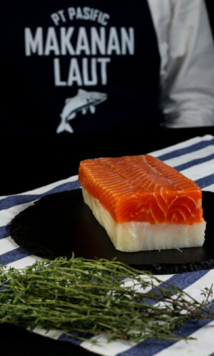 smoked salmon bali – red and white smoked fish roll sliced on board