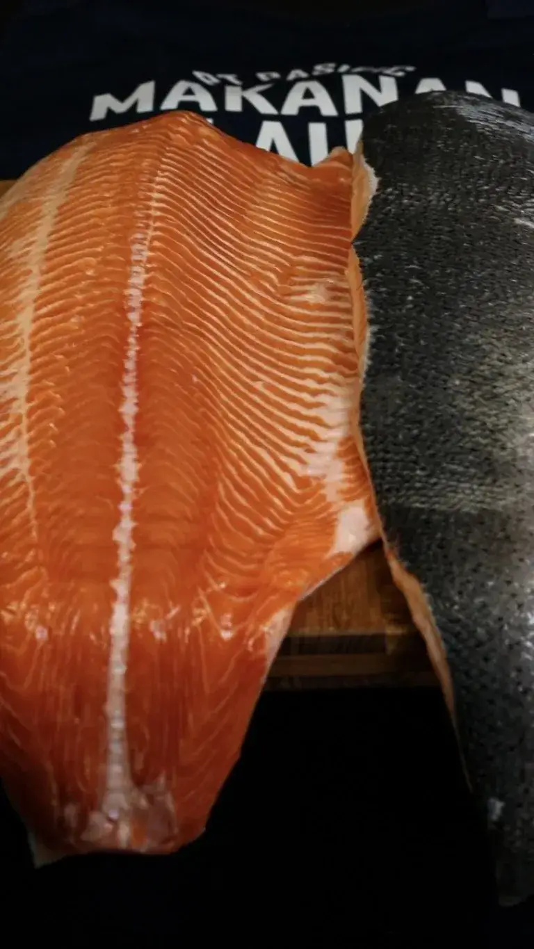 Fresh salmon fillet — sashimi-grade, chilled delivery Bali