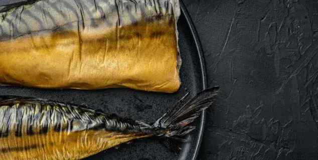 Smoked mackerel Bali — hot-smoked mackerel fillets served on a black plate
