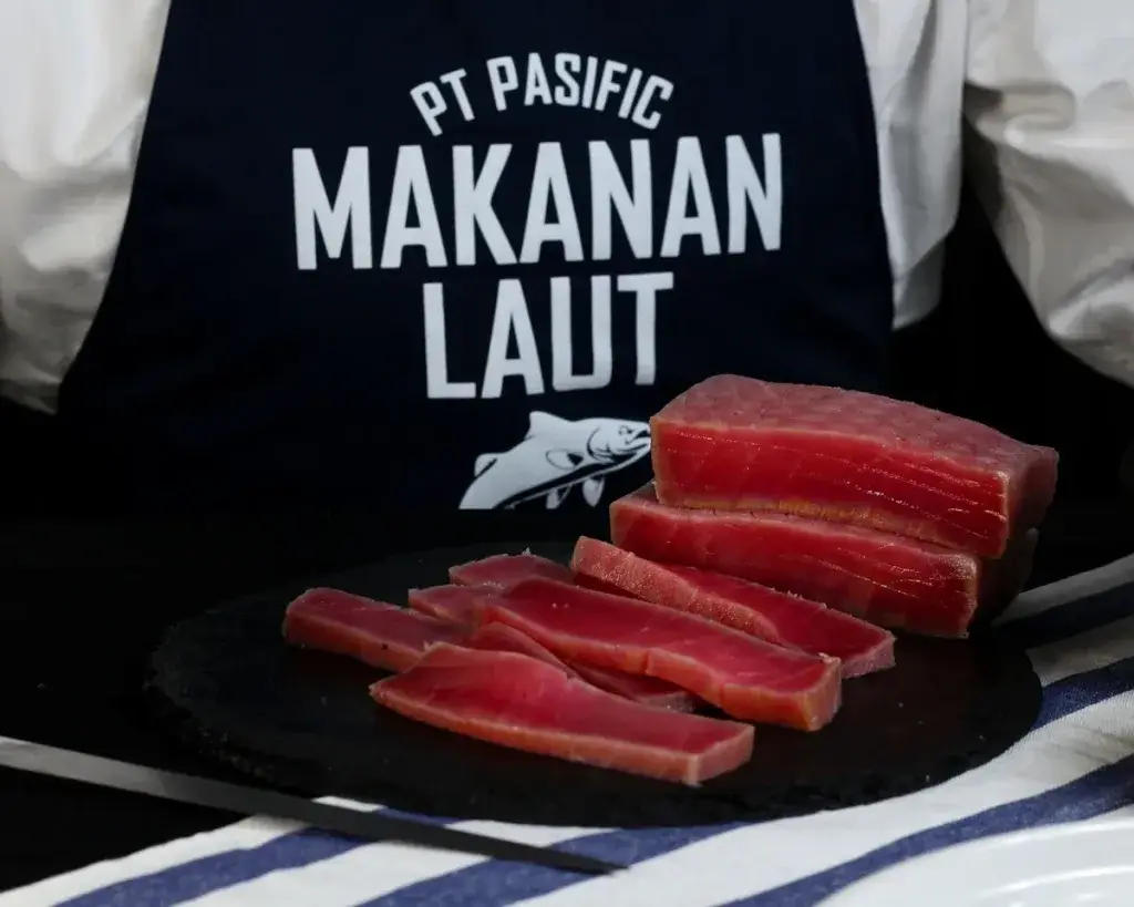 Smoked tuna Bali — cold-smoked tuna saku block and thin slices on a black slate board