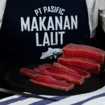 Smoked tuna Bali — cold-smoked tuna saku block and thin slices on a black slate board