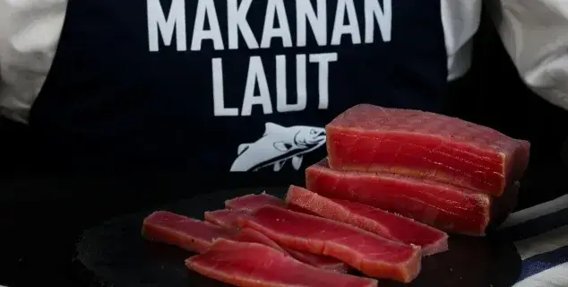 Smoked tuna Bali — cold-smoked tuna saku block and thin slices on a black slate board