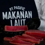 Smoked tuna Bali — sliced cold-smoked tuna on a slate board